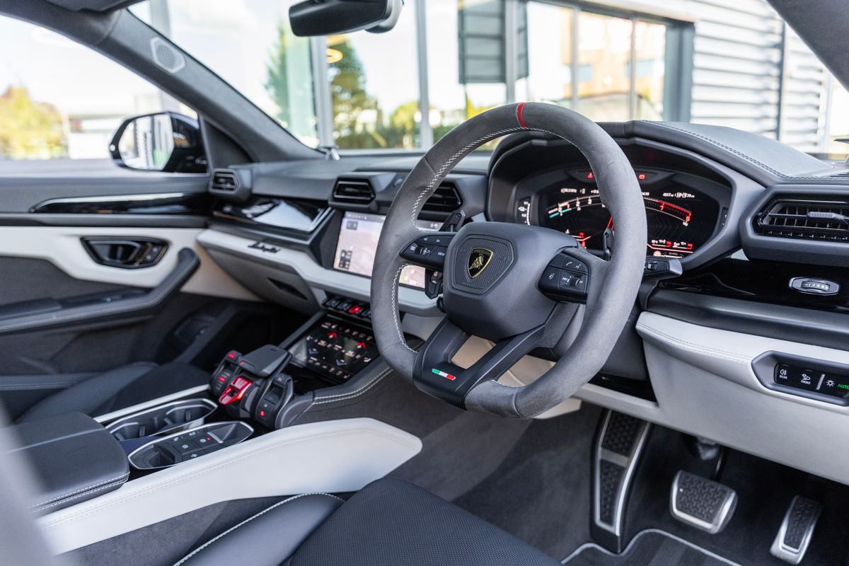 2025 Lamborghini Urus SE