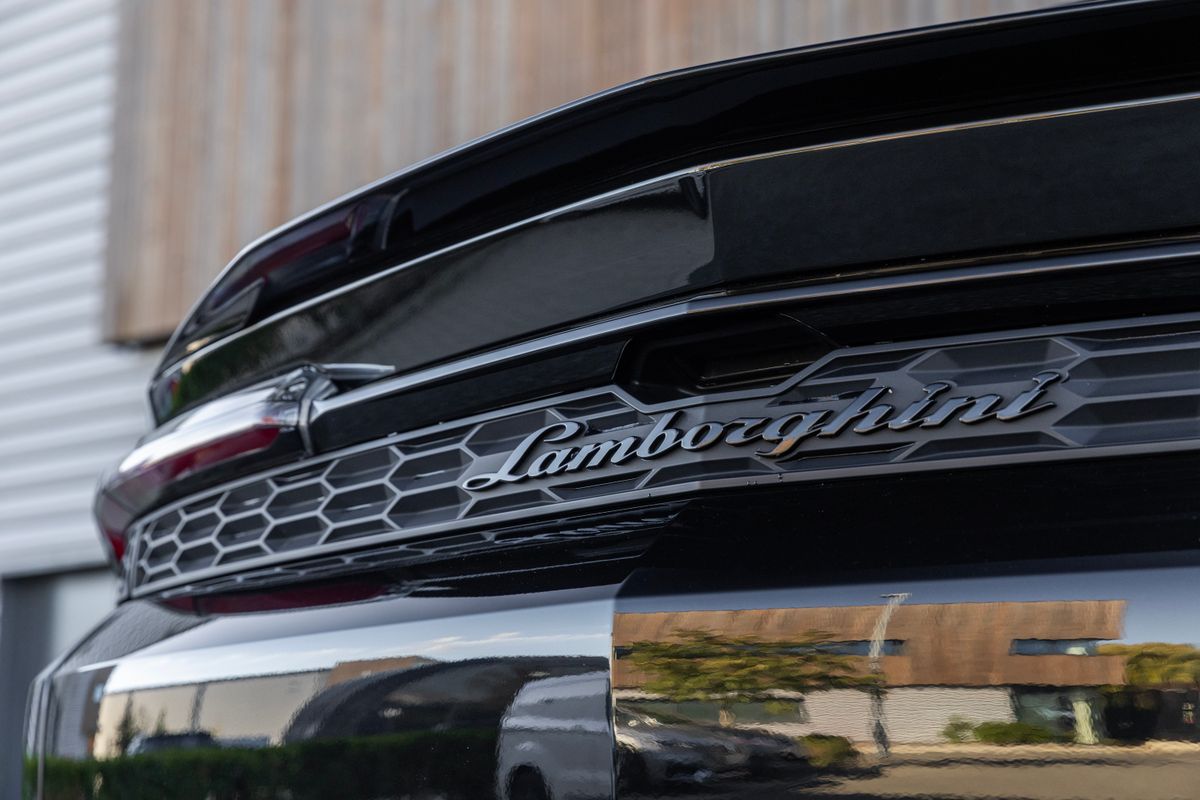 2025 Lamborghini Urus SE