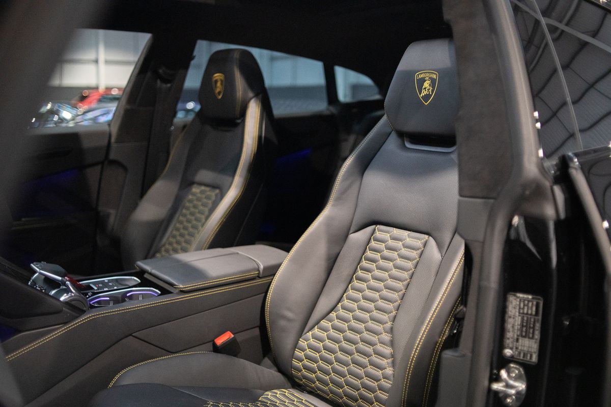 2021 Lamborghini Urus V8
