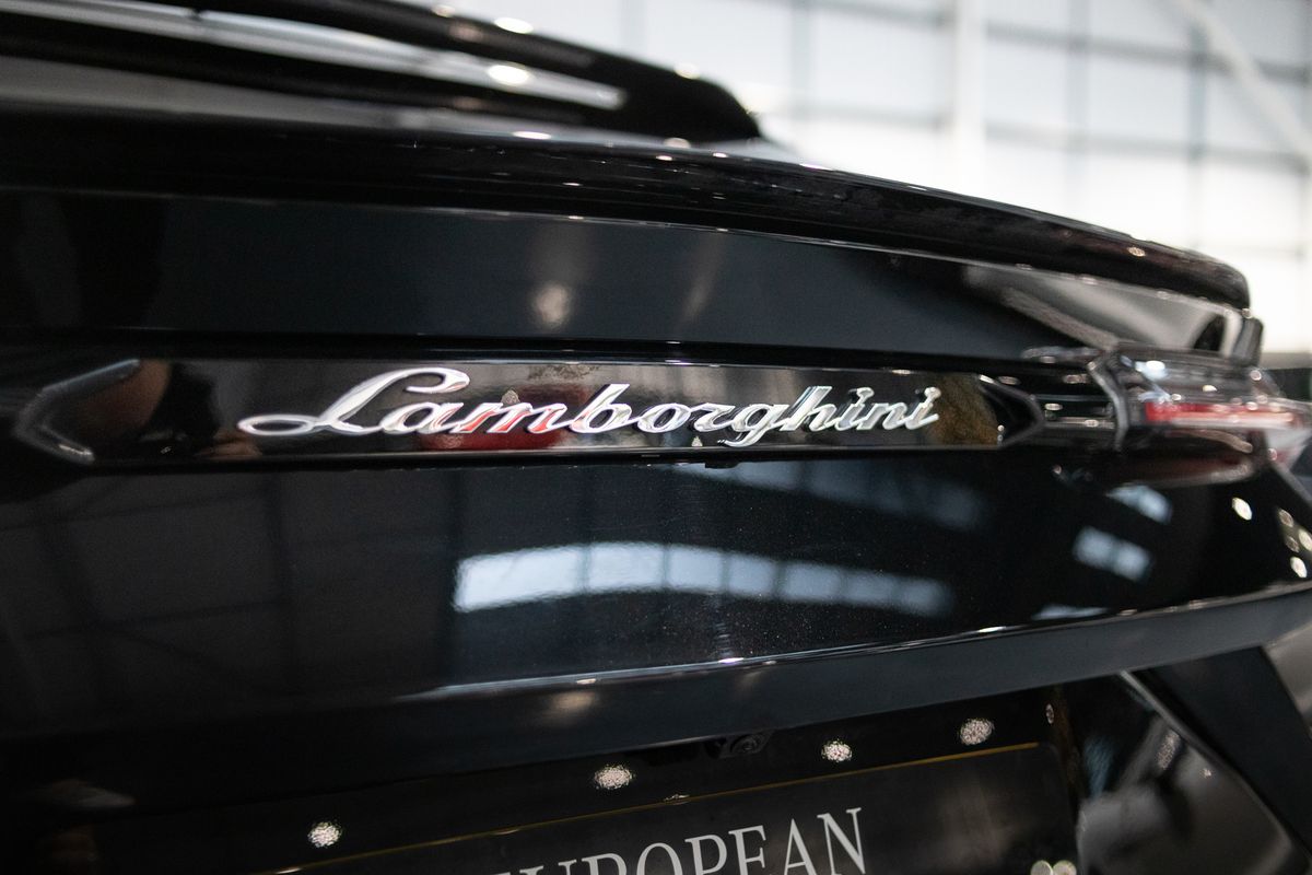 2021 Lamborghini Urus V8