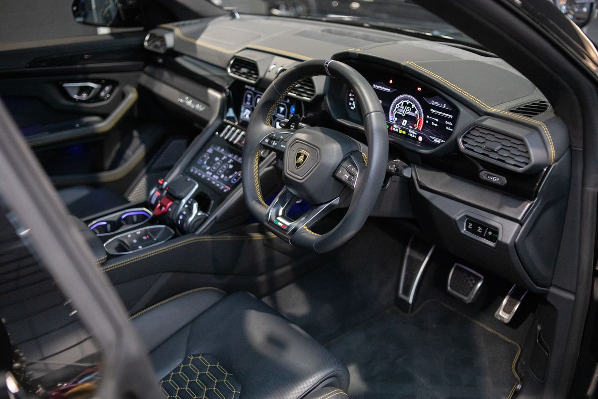 2021 Lamborghini Urus V8
