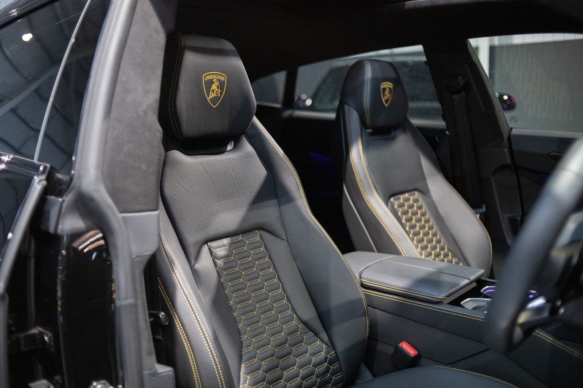 2021 Lamborghini Urus V8