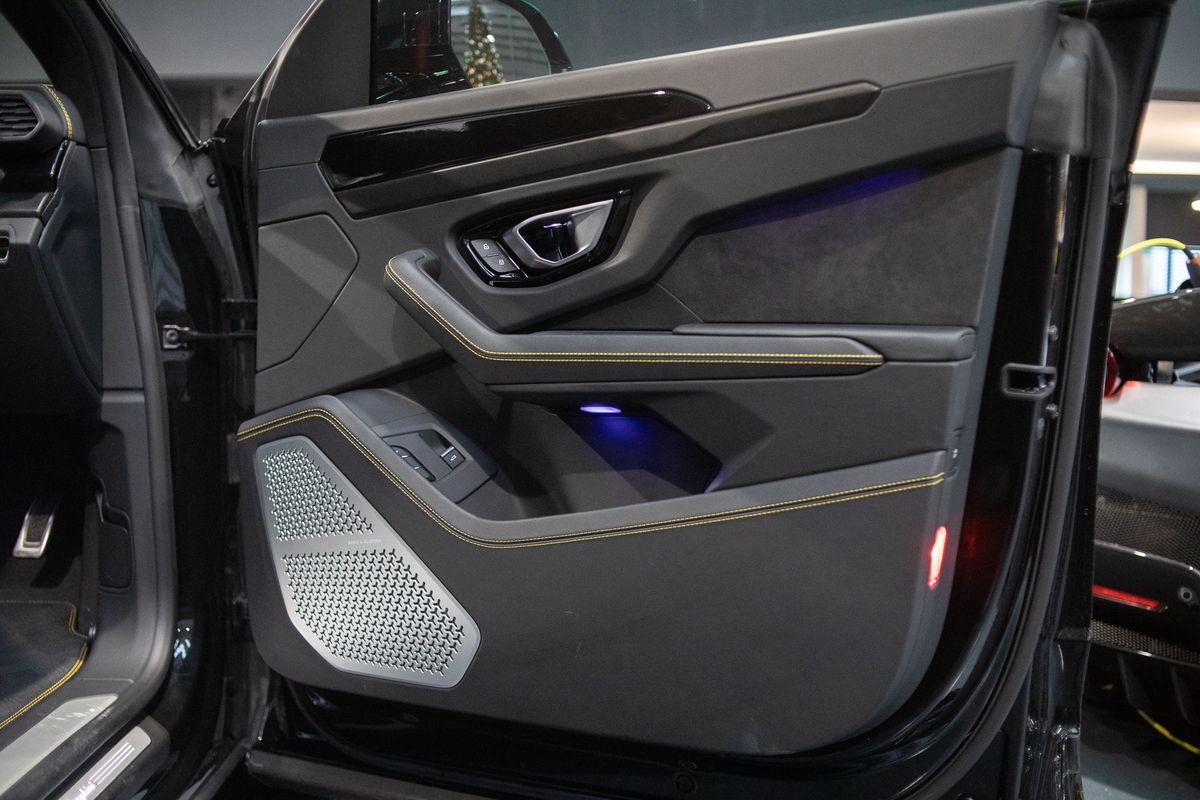 2021 Lamborghini Urus V8