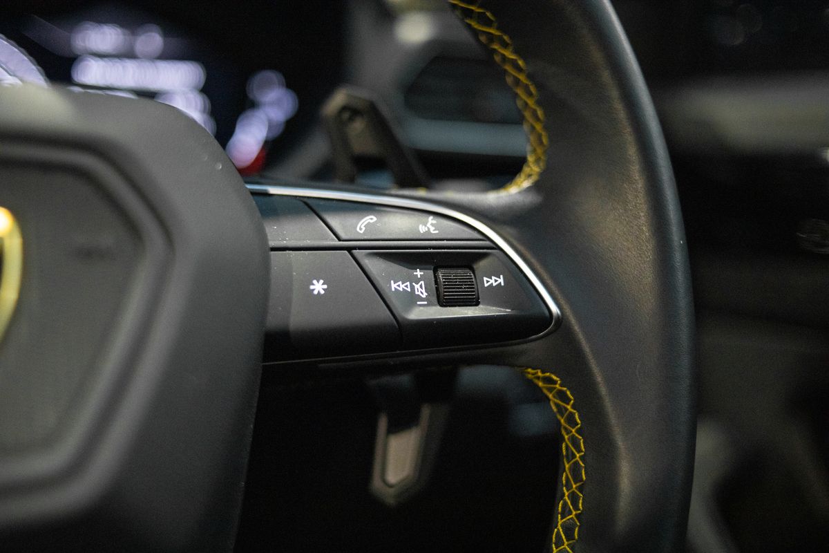 2021 Lamborghini Urus V8