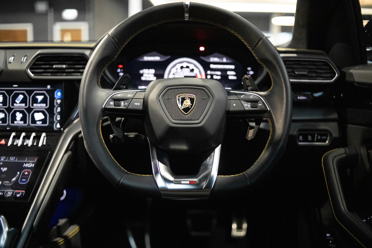2021 Lamborghini Urus V8