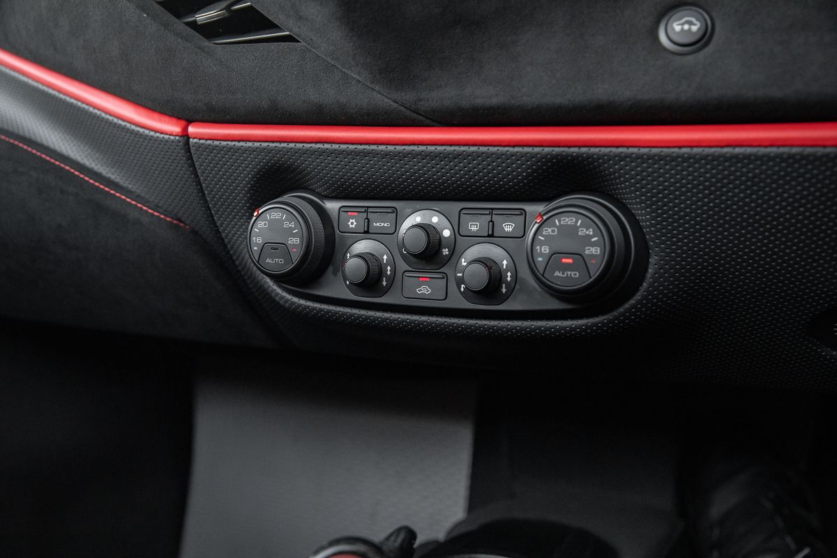 2020 Ferrari 488 Pista Spider 3.9T DCT