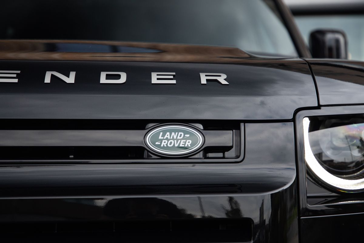 2023 Land Rover URBAN Defender 110 P400e 15.4kWh X-Dynamic SE