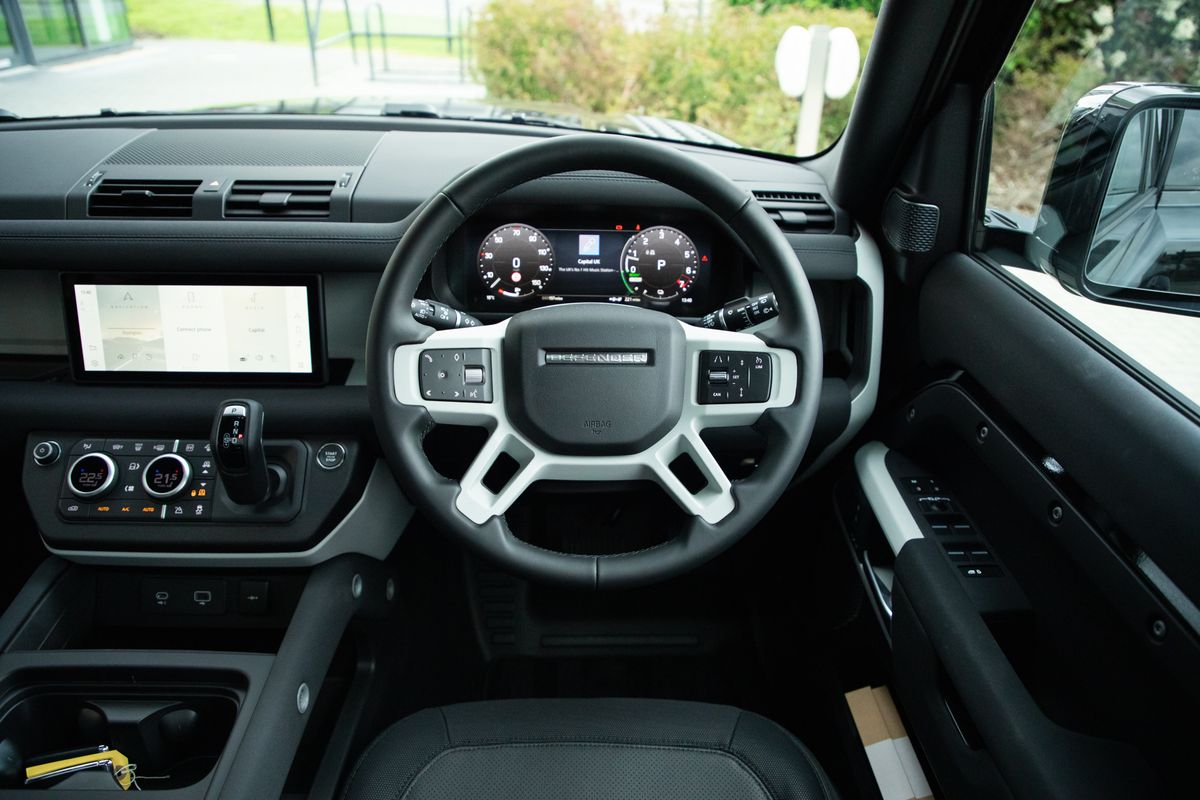 2023 Land Rover URBAN Defender 110 P400e 15.4kWh X-Dynamic SE