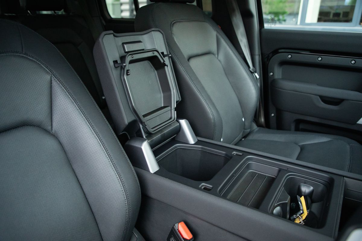 2023 Land Rover URBAN Defender 110 P400e 15.4kWh X-Dynamic SE