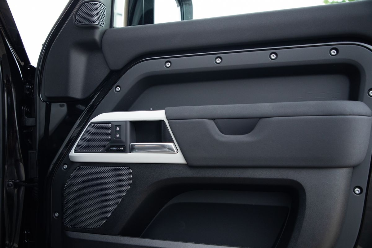 2023 Land Rover URBAN Defender 110 P400e 15.4kWh X-Dynamic SE