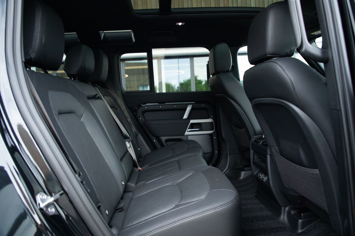 2023 Land Rover URBAN Defender 110 P400e 15.4kWh X-Dynamic SE
