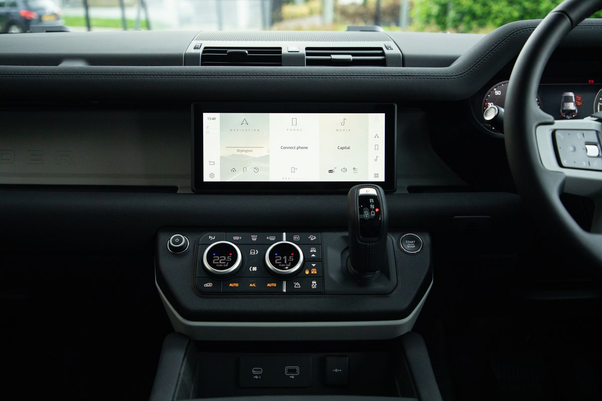 2023 Land Rover URBAN Defender 110 P400e 15.4kWh X-Dynamic SE