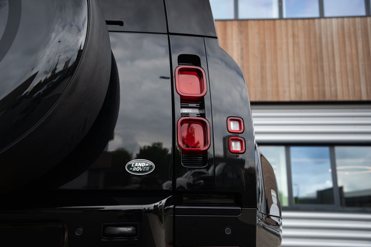 2023 Land Rover URBAN Defender 110 P400e 15.4kWh X-Dynamic SE