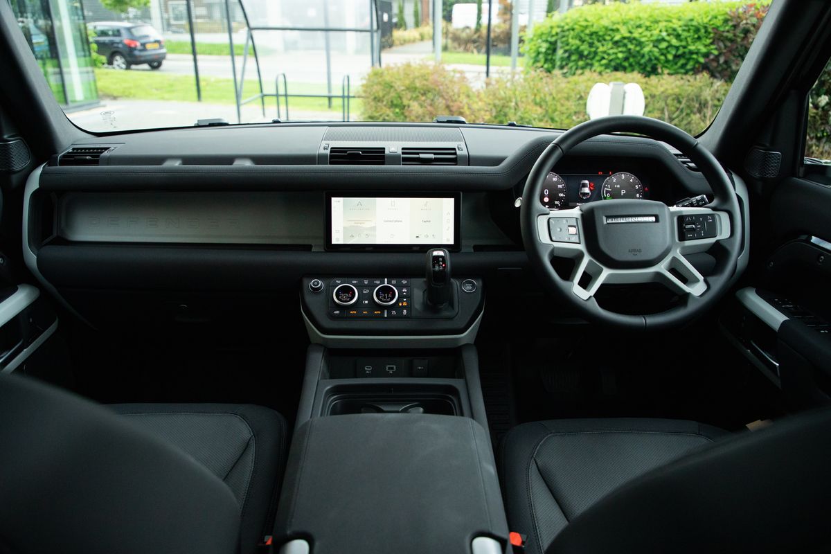 2023 Land Rover URBAN Defender 110 P400e 15.4kWh X-Dynamic SE