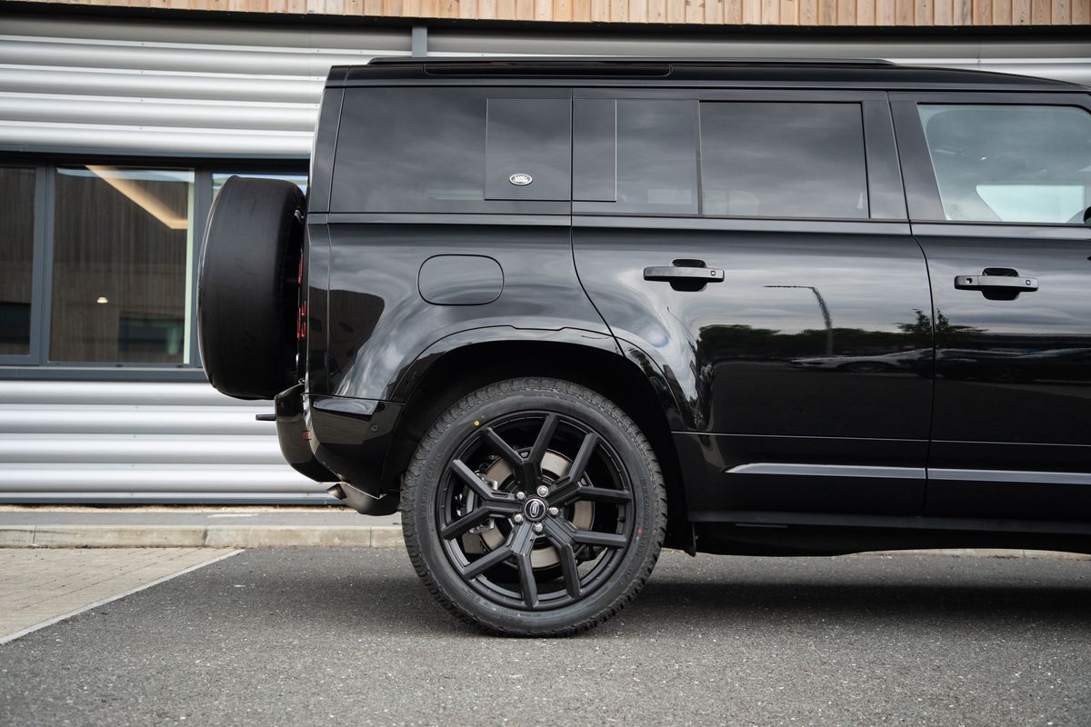2023 Land Rover URBAN Defender 110 P400e 15.4kWh X-Dynamic SE
