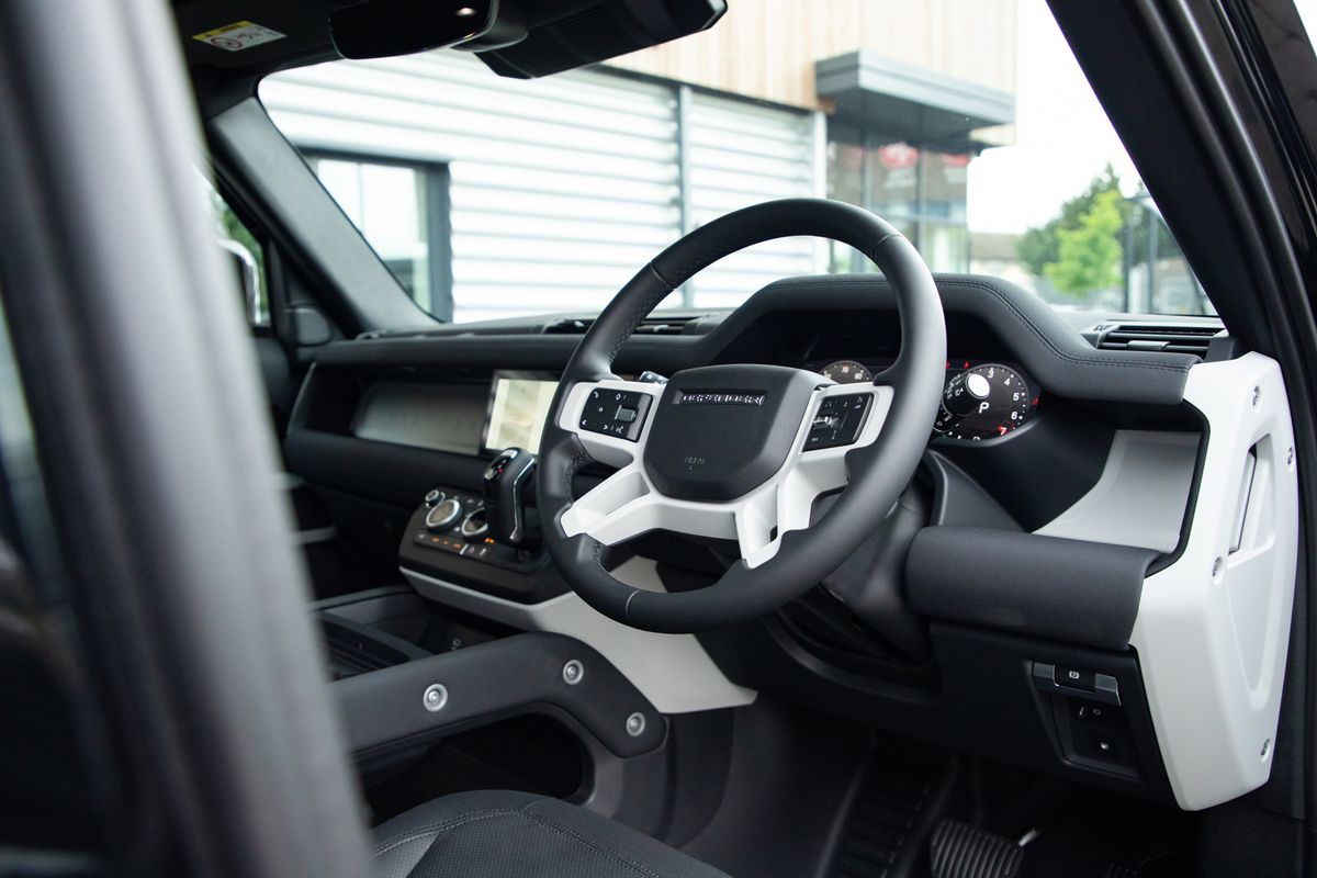 2023 Land Rover URBAN Defender 110 P400e 15.4kWh X-Dynamic SE