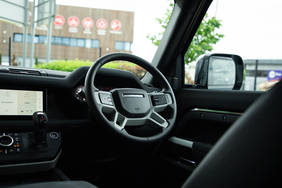2023 Land Rover URBAN Defender 110 P400e 15.4kWh X-Dynamic SE