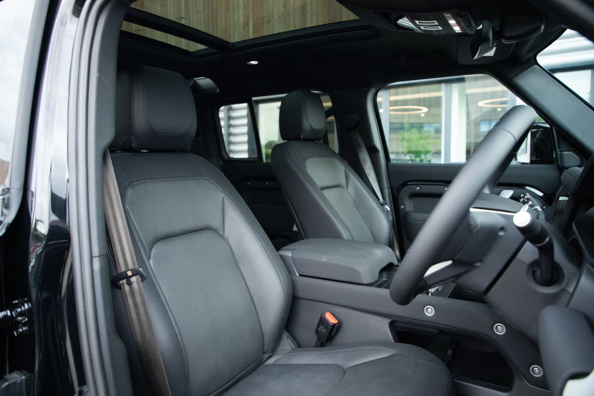 2023 Land Rover URBAN Defender 110 P400e 15.4kWh X-Dynamic SE