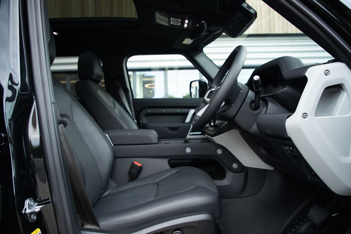 2023 Land Rover URBAN Defender 110 P400e 15.4kWh X-Dynamic SE