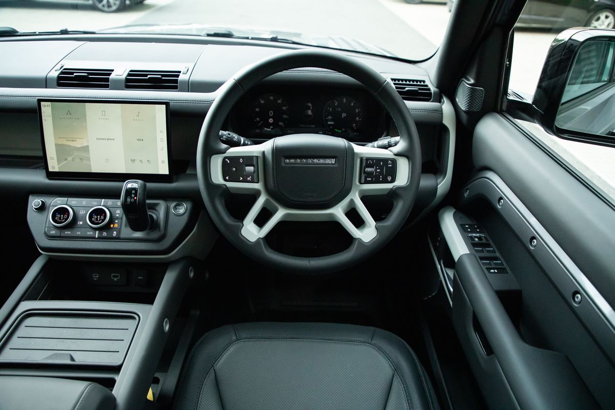 2023 Land Rover URBAN Defender 110 2.0 P400e 15.4kWh X-Dynamic HSE Auto 4WD