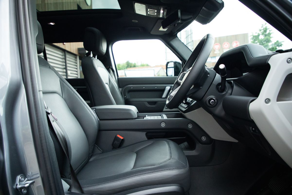 2023 Land Rover URBAN Defender 110 2.0 P400e 15.4kWh X-Dynamic HSE Auto 4WD
