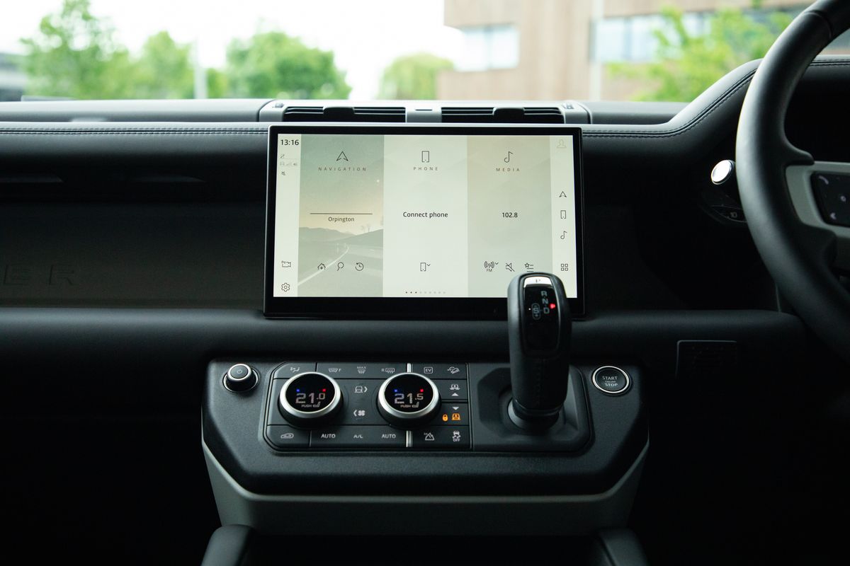 2023 Land Rover URBAN Defender 110 2.0 P400e 15.4kWh X-Dynamic HSE Auto 4WD