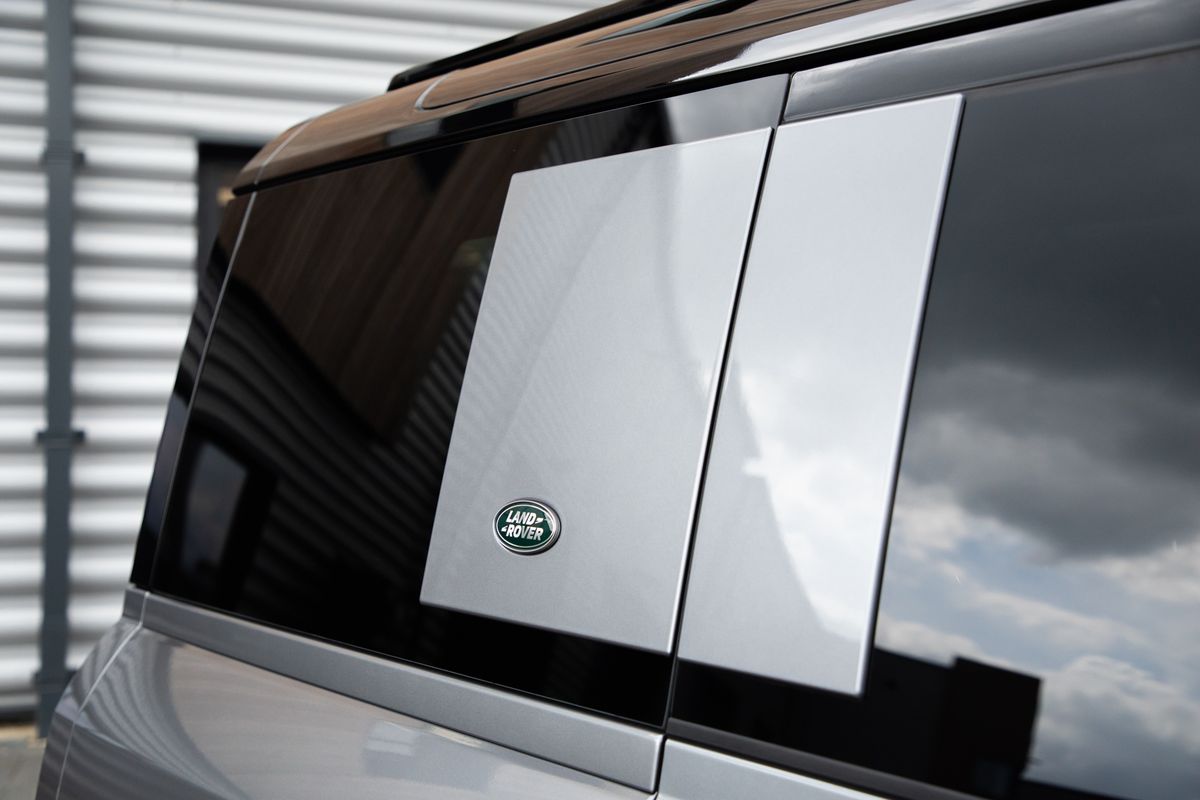 2023 Land Rover URBAN Defender 110 2.0 P400e 15.4kWh X-Dynamic HSE Auto 4WD
