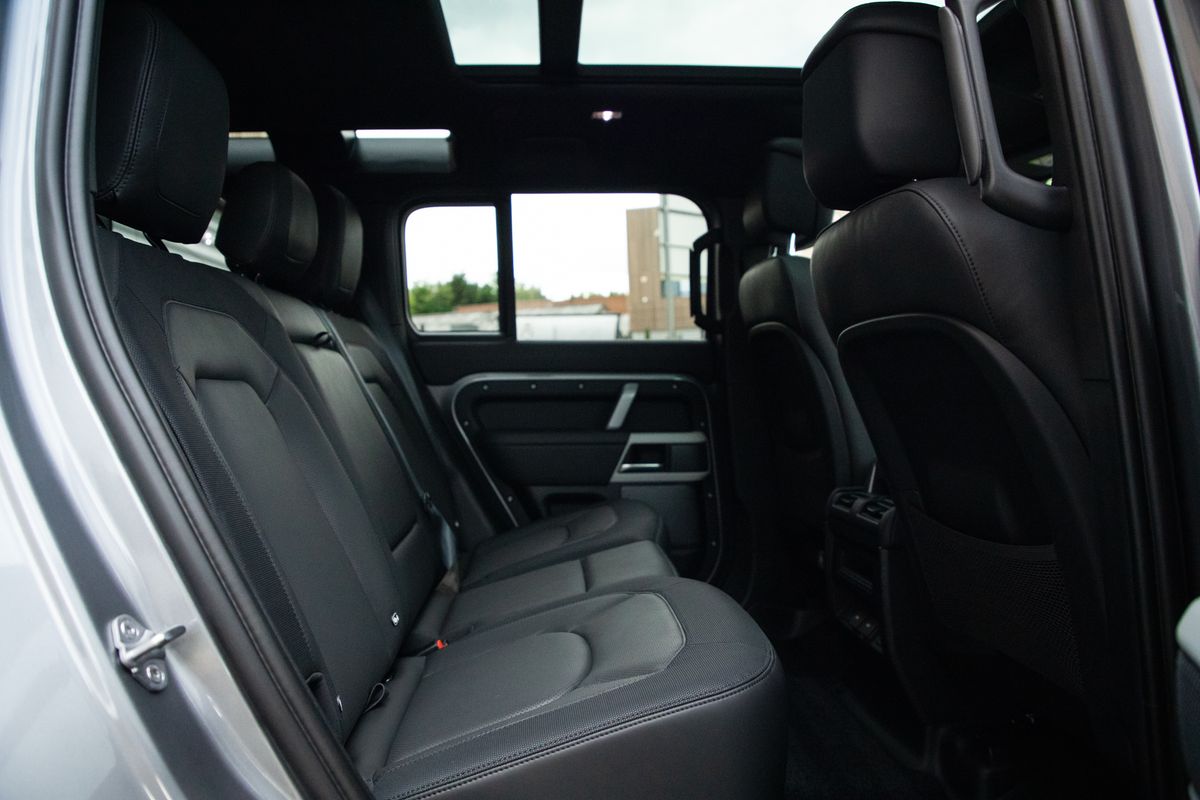 2023 Land Rover URBAN Defender 110 2.0 P400e 15.4kWh X-Dynamic HSE Auto 4WD
