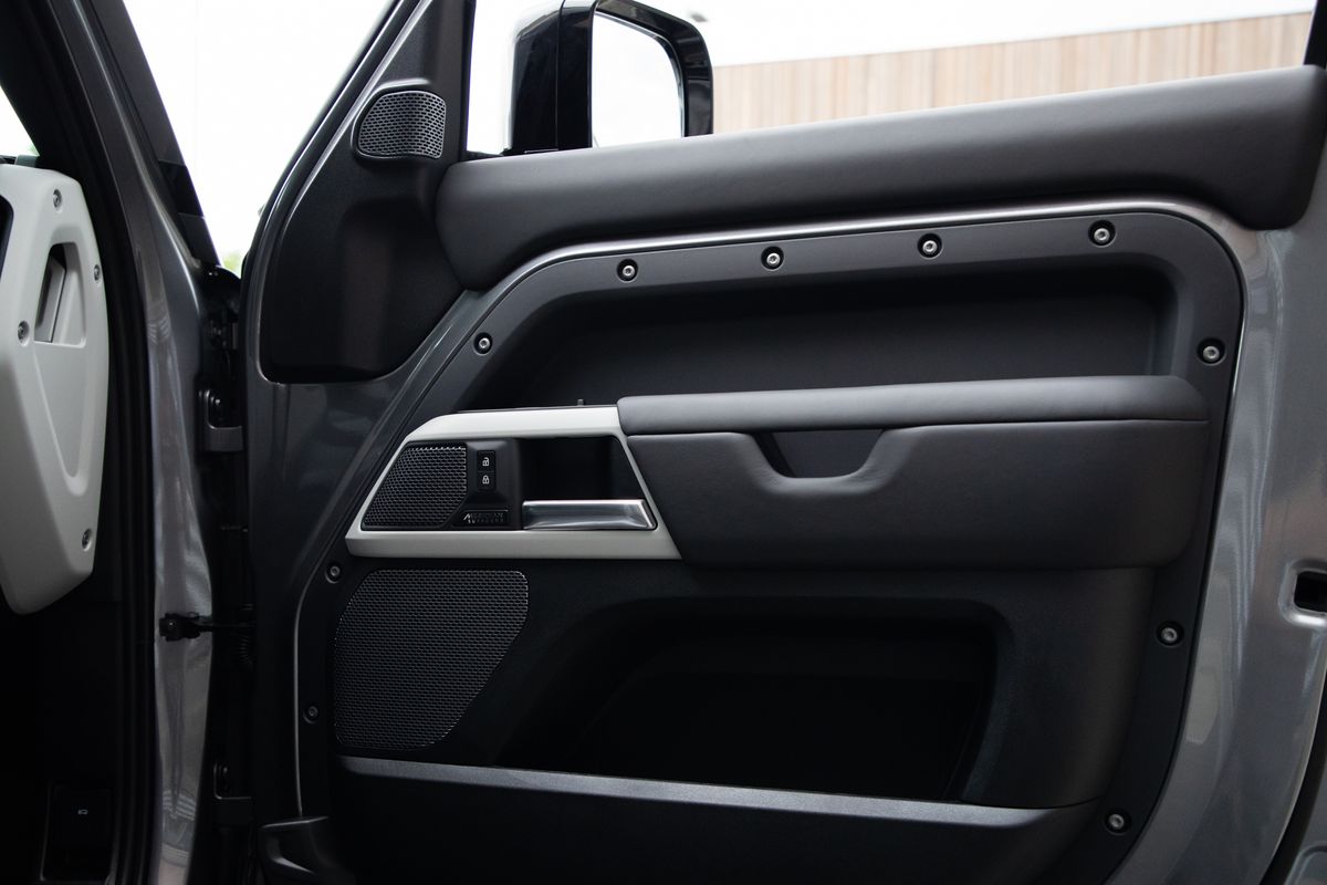 2023 Land Rover URBAN Defender 110 2.0 P400e 15.4kWh X-Dynamic HSE Auto 4WD