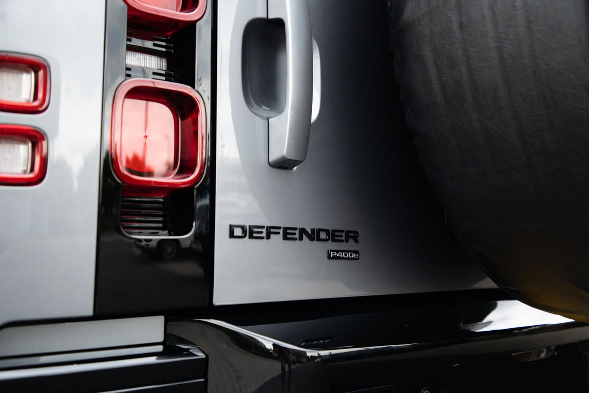 2023 Land Rover URBAN Defender 110 2.0 P400e 15.4kWh X-Dynamic HSE Auto 4WD