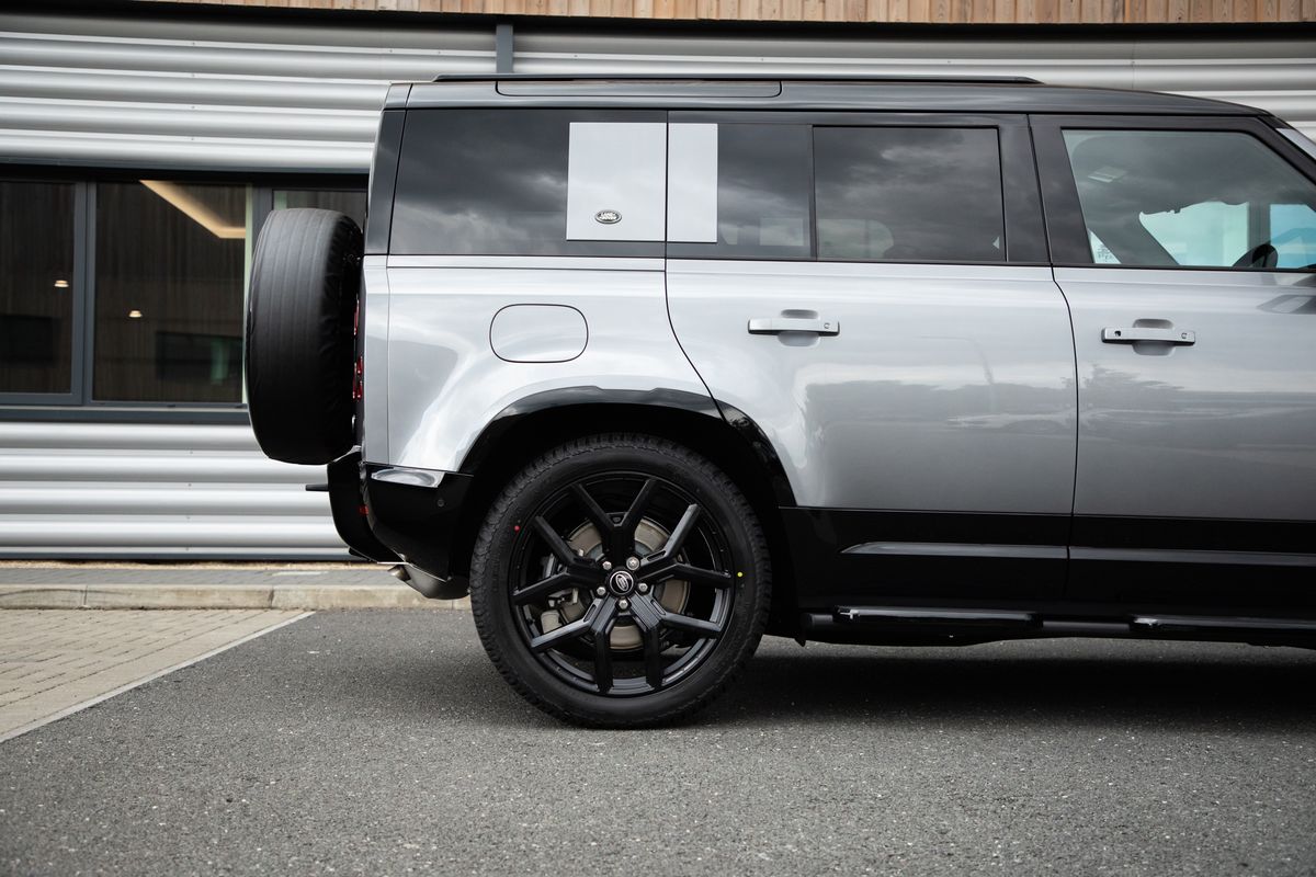 2023 Land Rover URBAN Defender 110 2.0 P400e 15.4kWh X-Dynamic HSE Auto 4WD