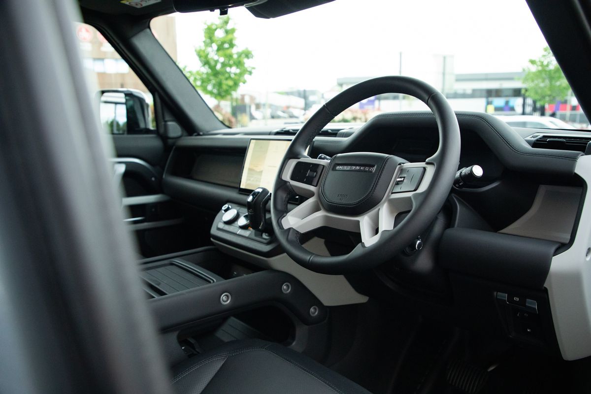 2023 Land Rover URBAN Defender 110 2.0 P400e 15.4kWh X-Dynamic HSE Auto 4WD