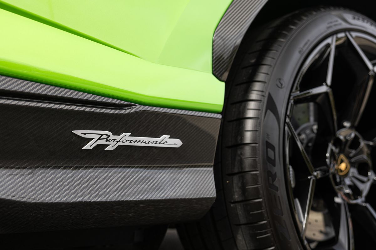 2024 Lamborghini Urus Performante