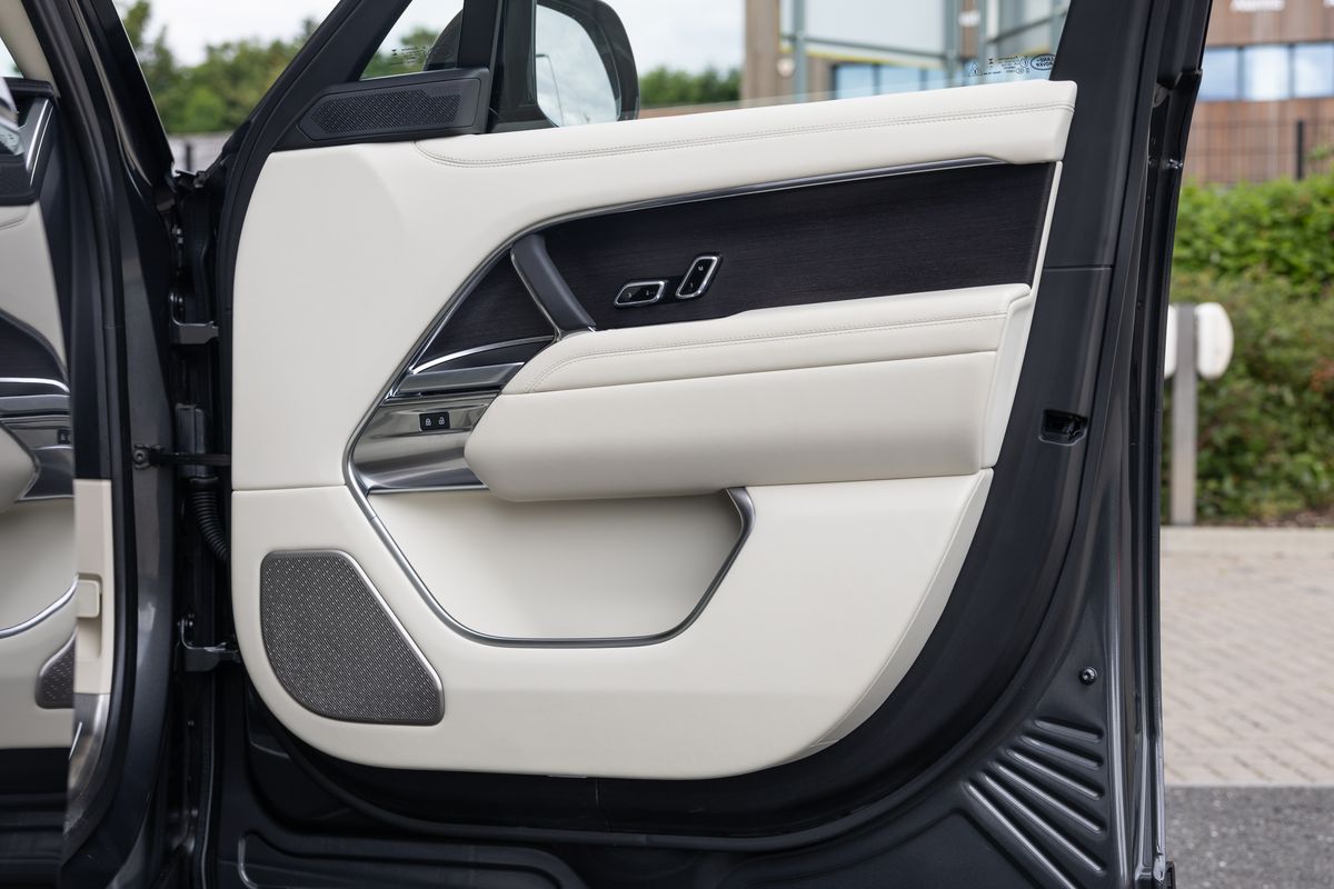 2023 Land Rover Range Rover P550e Autobiography