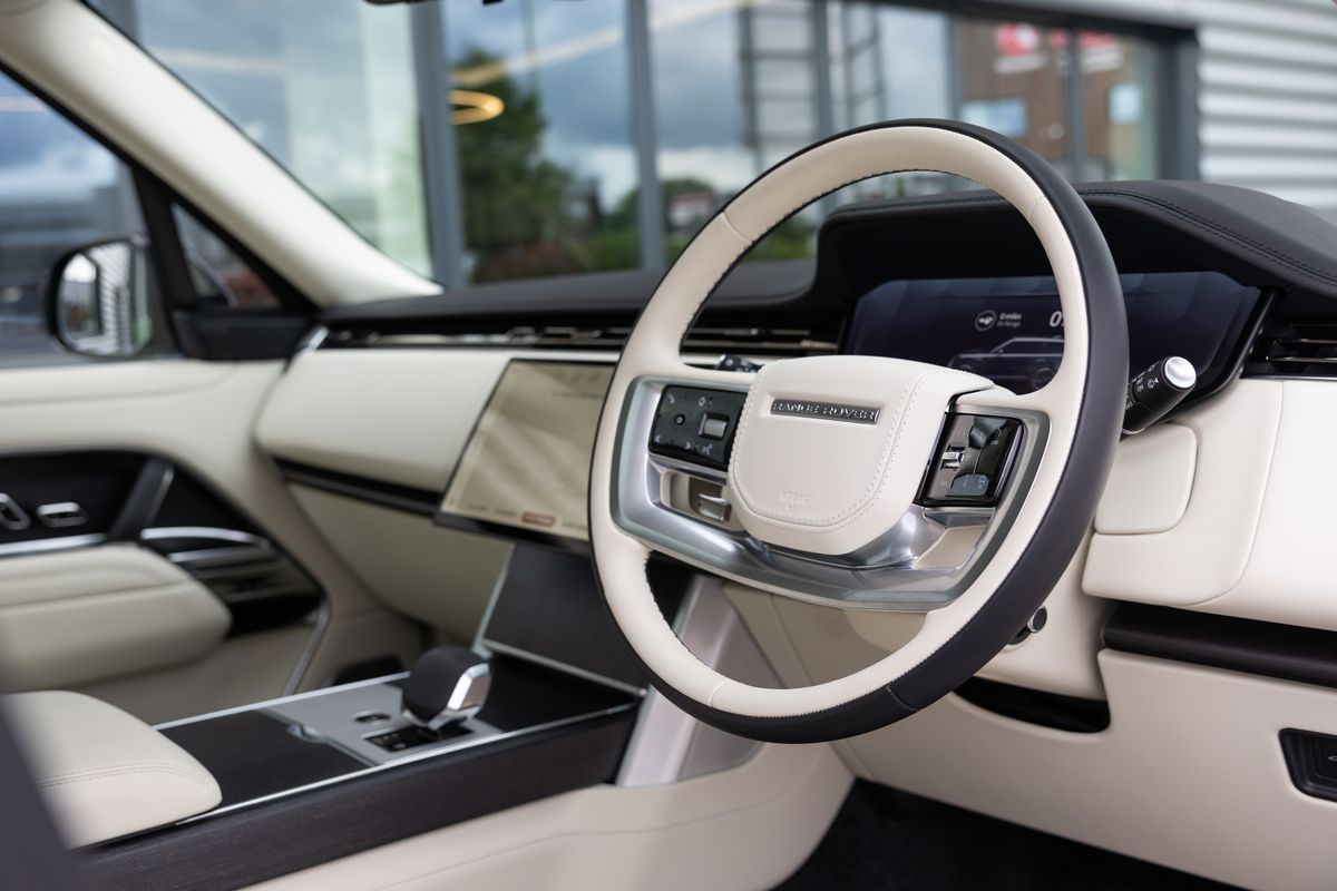 2023 Land Rover Range Rover P550e Autobiography
