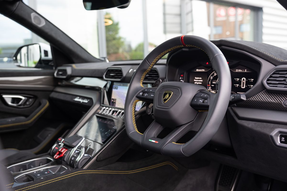 2023 Lamborghini Urus Performante