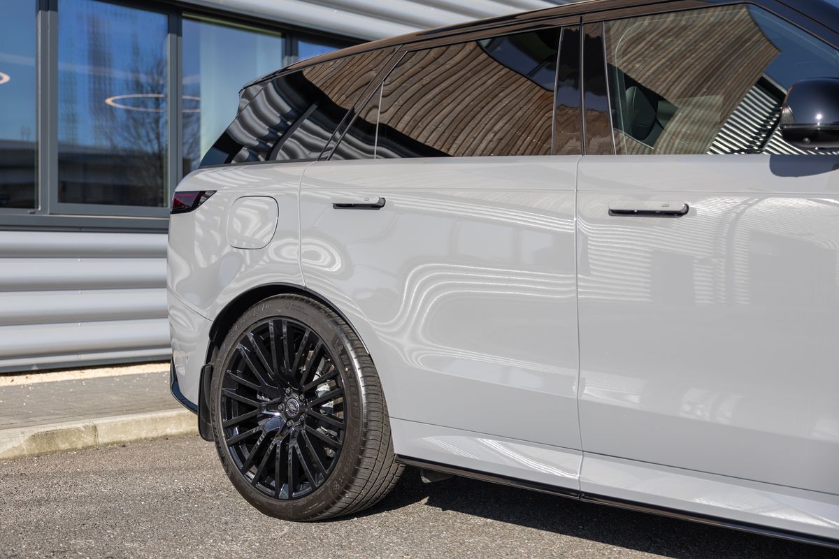 2025 Land Rover Range Rover Sport SV