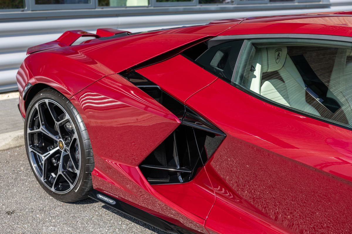 2024 Lamborghini Revuelto