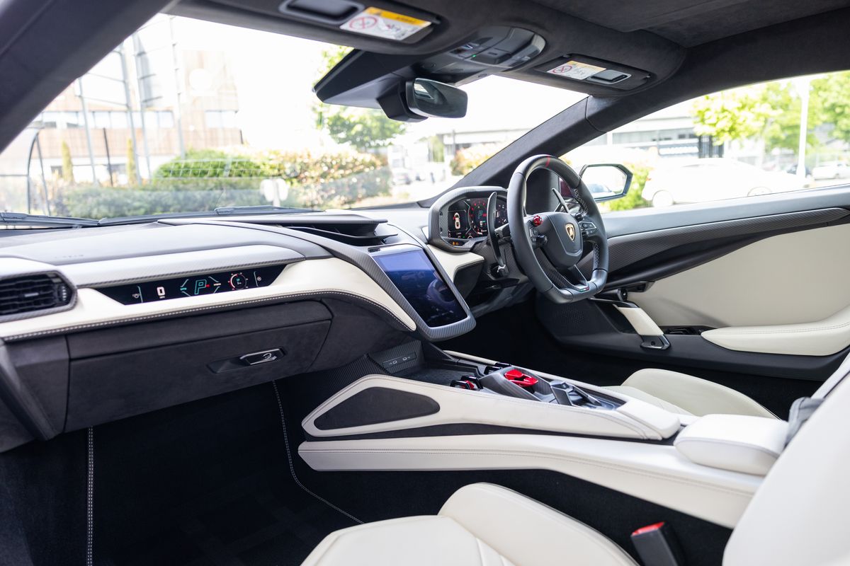 2024 Lamborghini Revuelto