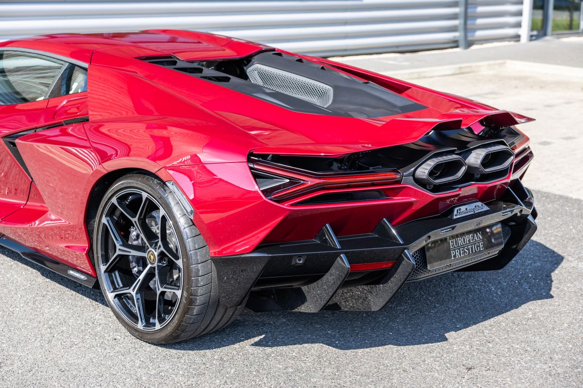2024 Lamborghini Revuelto