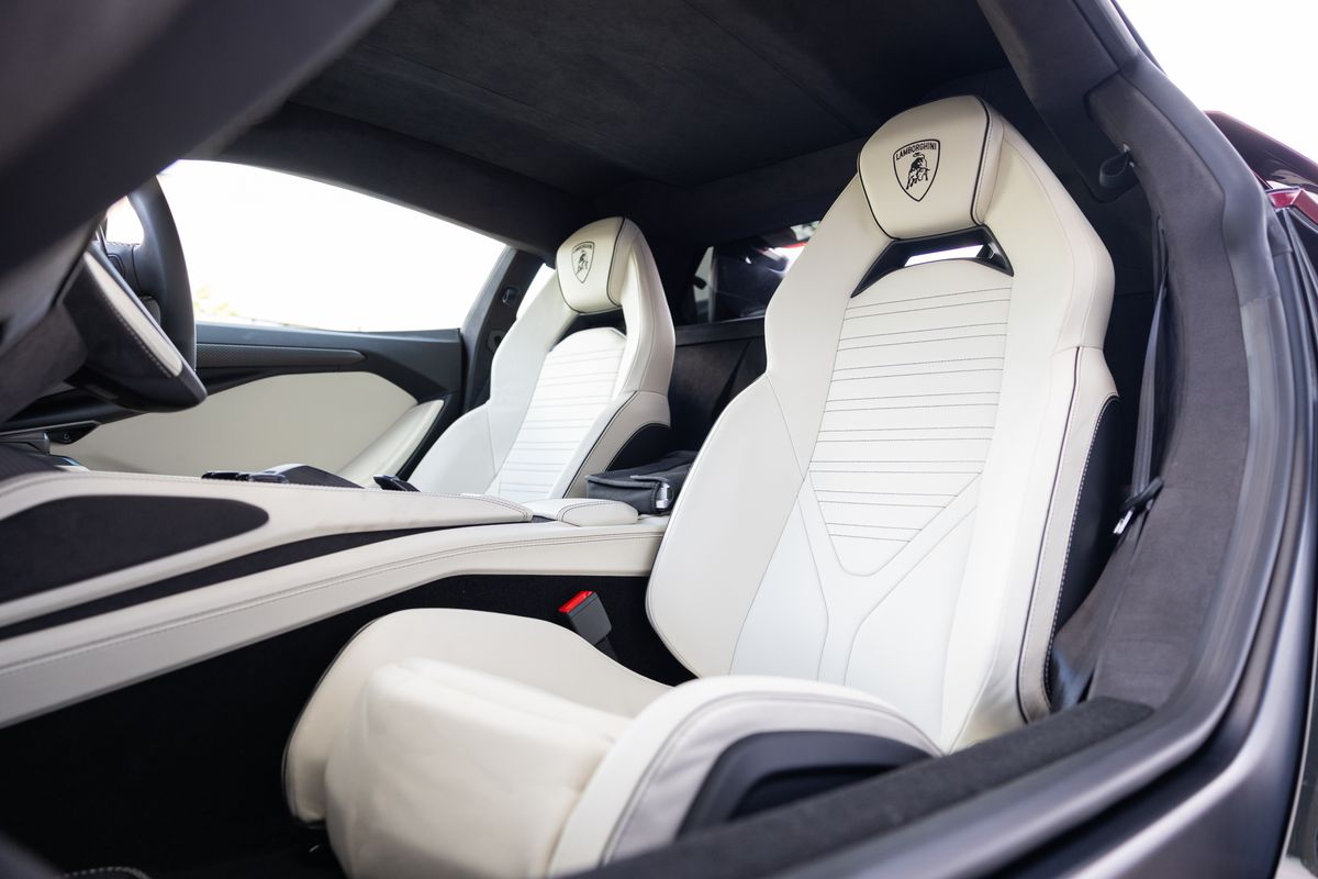 2024 Lamborghini Revuelto
