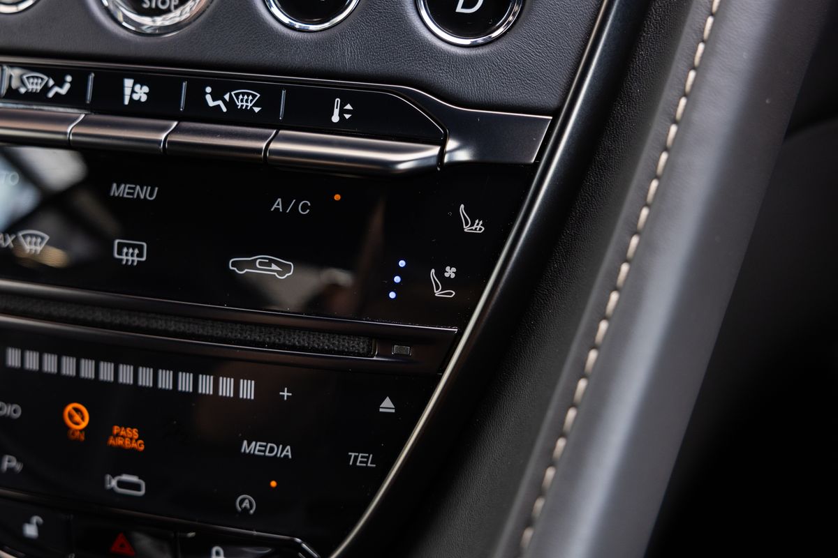 2022 Aston Martin DB11 V8