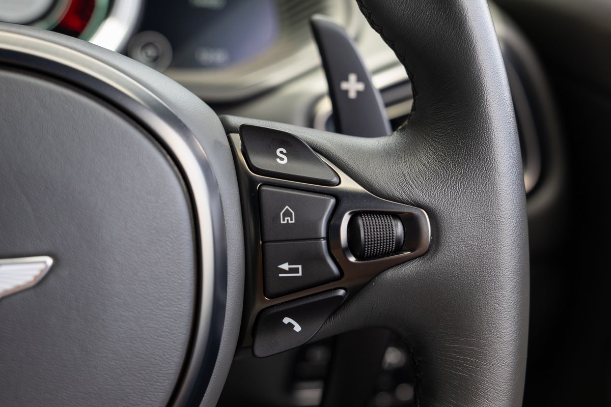 2022 Aston Martin DB11 V8