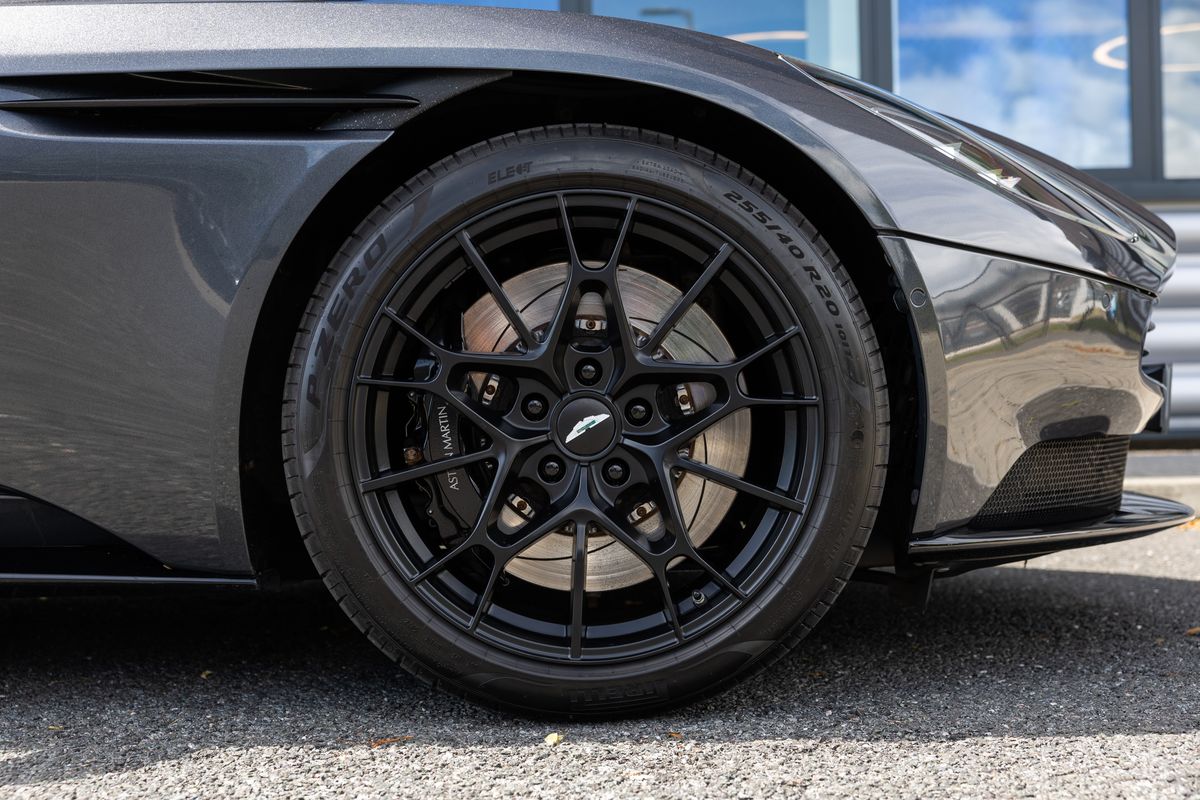 2022 Aston Martin DB11 V8