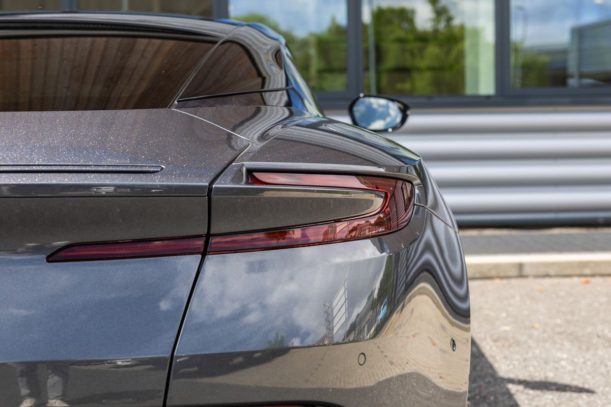 2022 Aston Martin DB11 V8