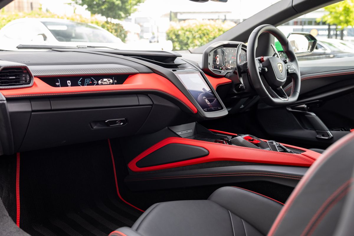 2024 Lamborghini Revuelto