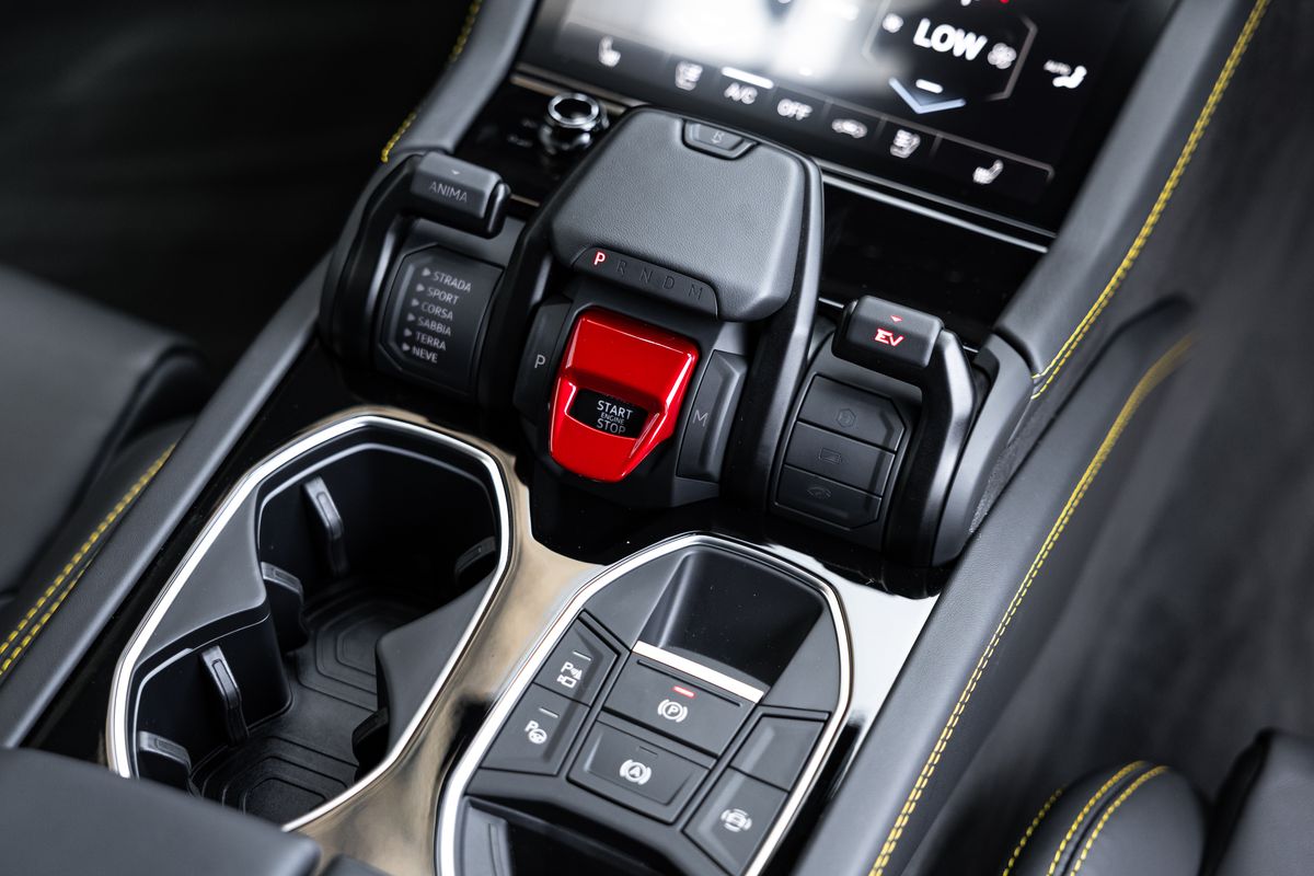 2025 Lamborghini Urus SE