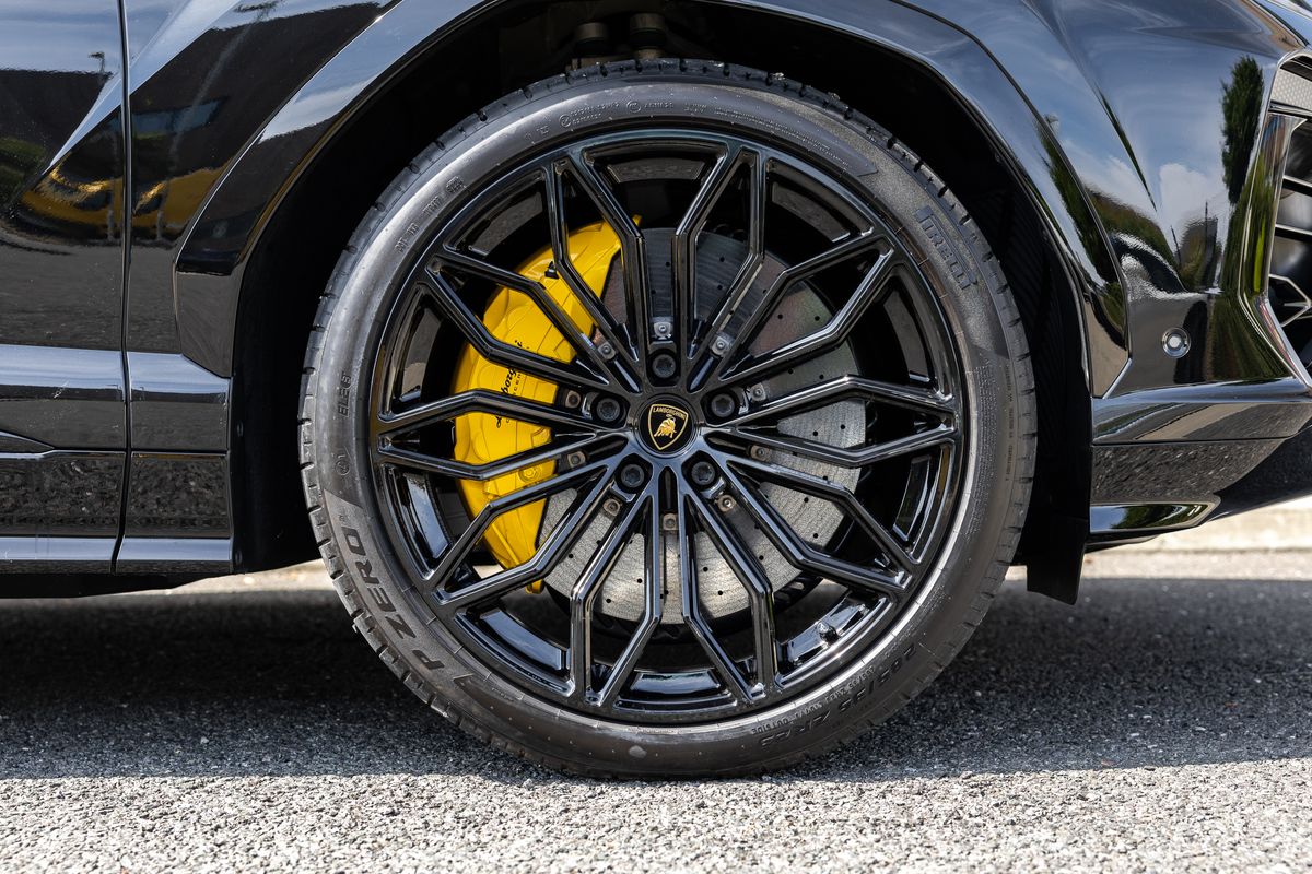 2025 Lamborghini Urus SE