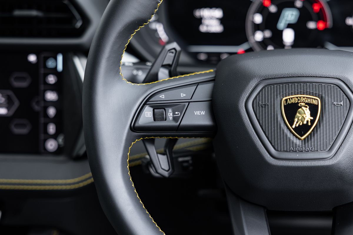 2025 Lamborghini Urus SE