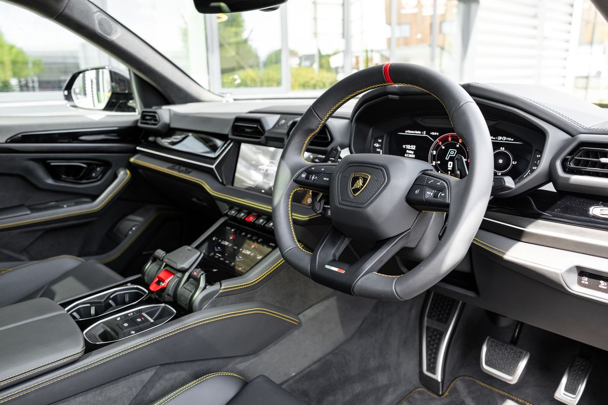 2025 Lamborghini Urus SE